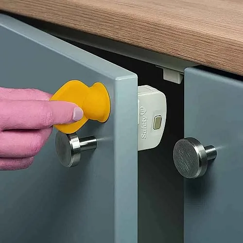 Safety1st Комплект от 2 броя Магнитна ключалка за шкафове и чекмеджета и 1 ключ за отваряне, 12м+