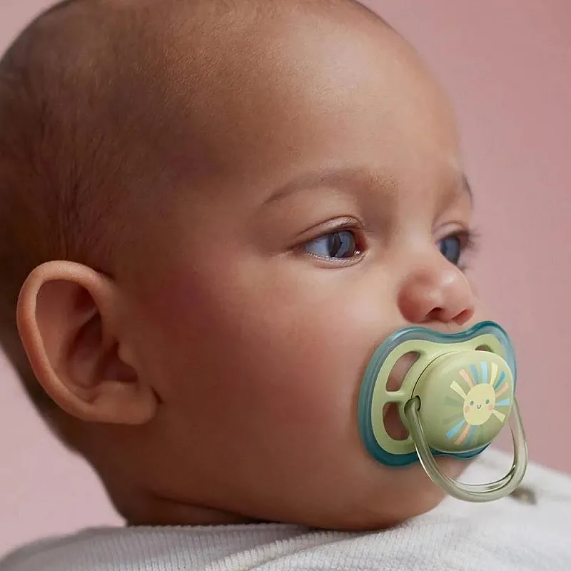 Комплект за бебе Philips AVENT SCD837/10 със шише за хранене Natural Response 125 мл с биберон без протичане Поток 2, 0м+ и залъгалка Ultra Air 0-6м