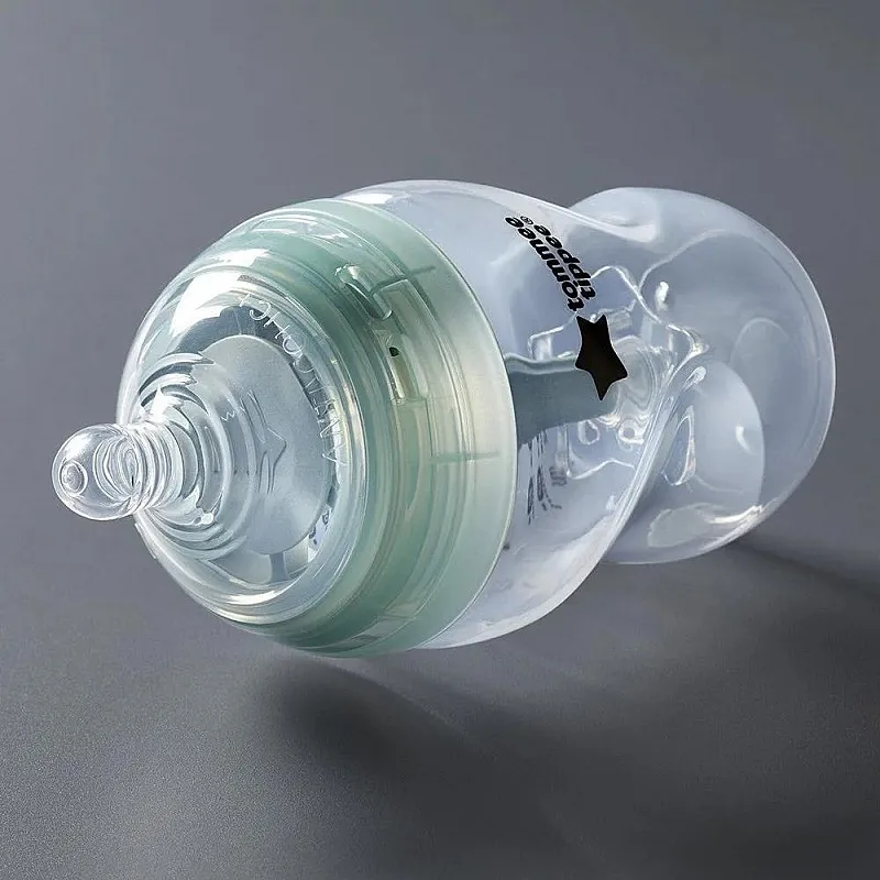 Комплект от 4 броя самостерилизиращи се бебешки шишета за хранене Tommee Tippee Advanced Anti-Colic+, 2 бр. биберони, 2 бр. залъгалки и четка за почистване на шишета