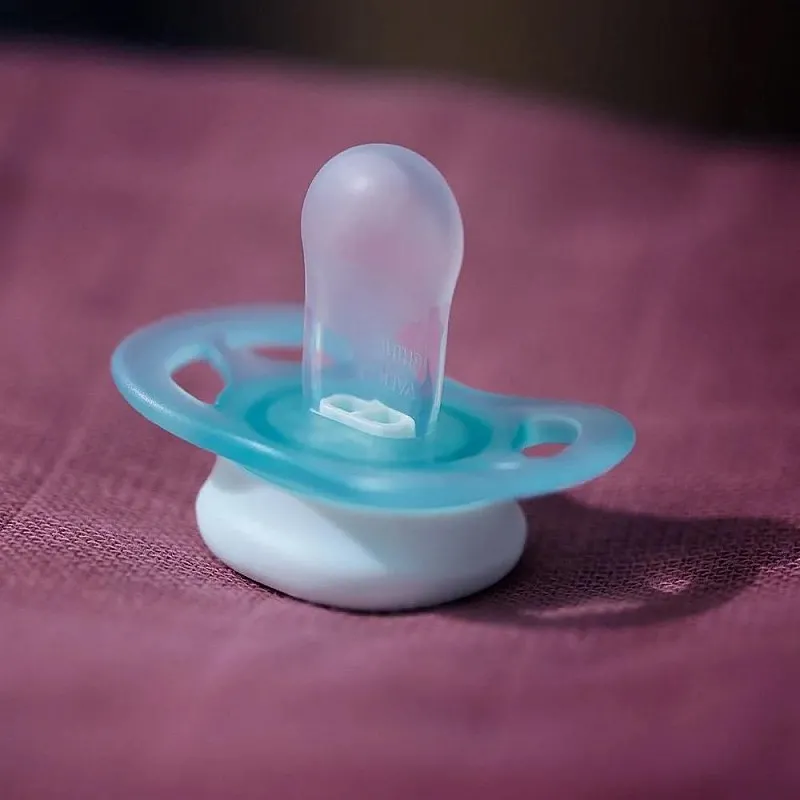 Комплект от 2 бр. ортодонтични залъгалки за новородени Philips AVENT SCF075/04 Ultra Start 0-2м, в синьо и зелено със забавен декор, в кутия за стерилизиране