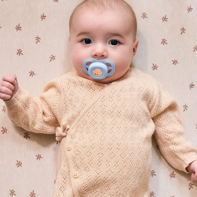 Комплект от 2 бр. ортодонтични залъгалки за новородени Philips AVENT SCF075/04 Ultra Start 0-2м, в синьо и зелено със забавен декор, в кутия за стерилизиране