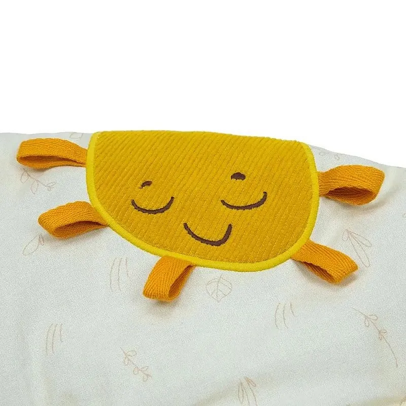 Еко Активна гимнастика Tiny Love Luxe Gymini от серията Garden of Adventures, с кръгло килимче с диаметър 90 см, дървена арка, 3 играчки и възглавница за игра по корем, 0м+