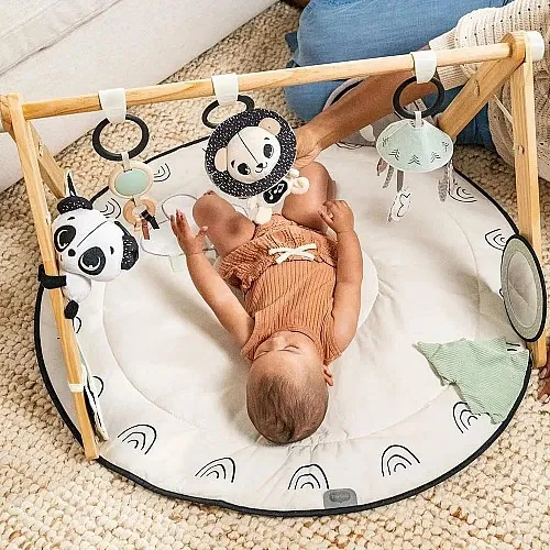 Активна гимнастика Tiny Love Luxe Gymini от серията Black&White Décor, с кръгло килимче с диаметър 92 см, дървена арка и селекция от 6 играчки, 0м+