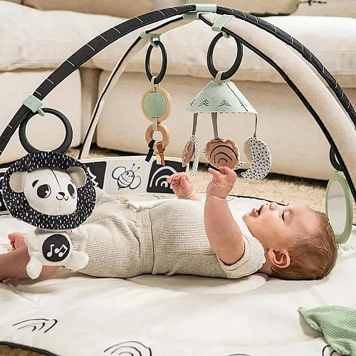 Активна гимнастика Tiny Love Developmental Gymini от серията Black&White Décor с кръгло килимче с диаметър 90 см, регулируеми арки и селекция от 5 играчки, 0м+