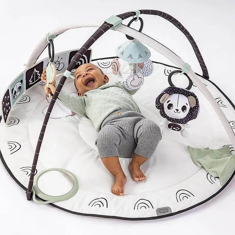 Активна гимнастика Tiny Love Developmental Gymini от серията Black&White Décor с кръгло килимче с диаметър 90 см, регулируеми арки и селекция от 5 играчки, 0м+