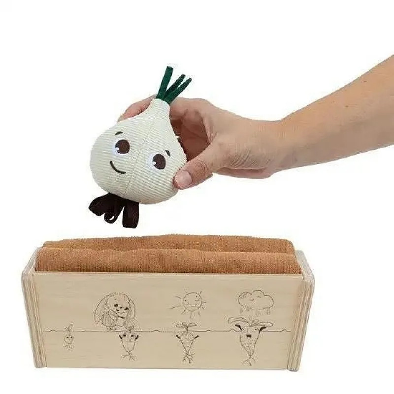 Еко Kомплект Моята Първа Градина от серията Garden of Adventures на Tiny Love, с 3 памучни играчки-плодчета и дървено сандъче, 18м+