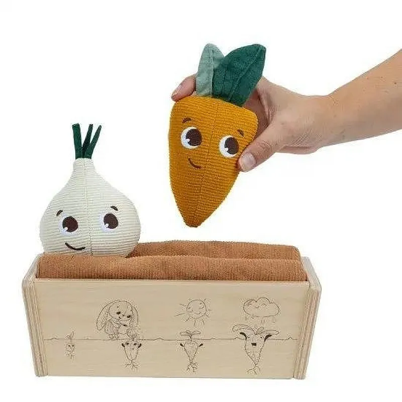 Еко Kомплект Моята Първа Градина от серията Garden of Adventures на Tiny Love, с 3 памучни играчки-плодчета и дървено сандъче, 18м+