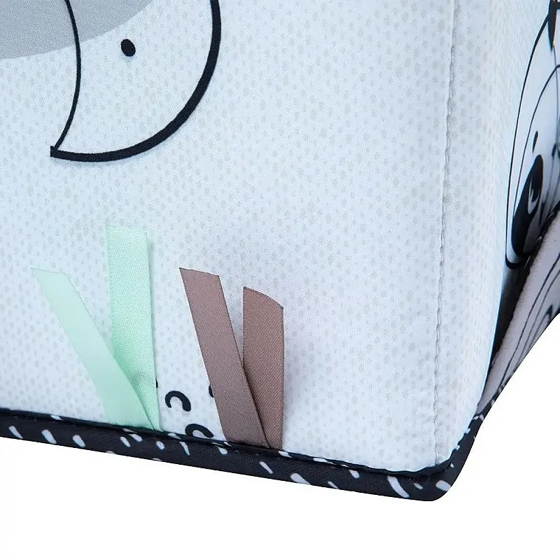 Мека двулицева книжка-обиколник TINY LOVE Double-sided First Book от серията Black&White Décor, 0м+