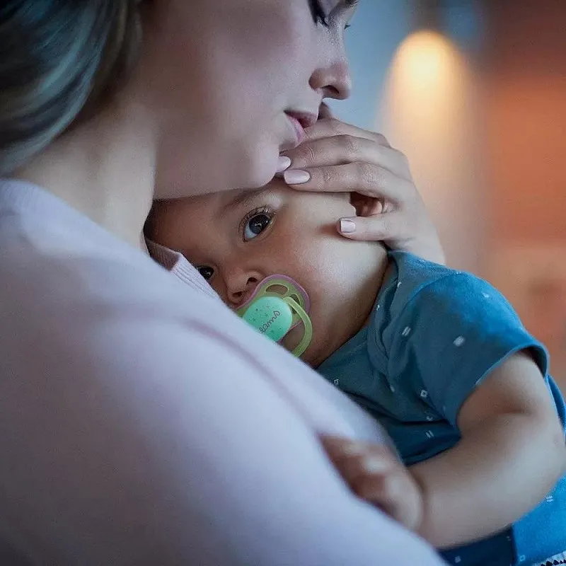 2 бр. светещи в тъмното ортодонтични залъгалки Philips Avent Ultra Air Night 0-6м с декорация Пеперуда и надпис Dreams, в кутия за стерилизиране и пренасяне